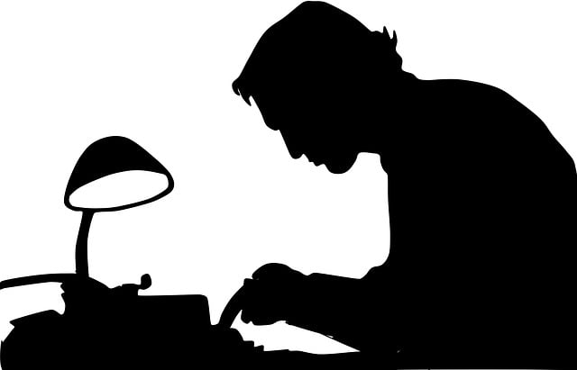 Silueta de un escritor frustrado frente a su máquina de escribir, imagen del relato Industrias de un Escritor Frustrado sobre la lucha con el bloqueo creativo y las ideas que se escapan.