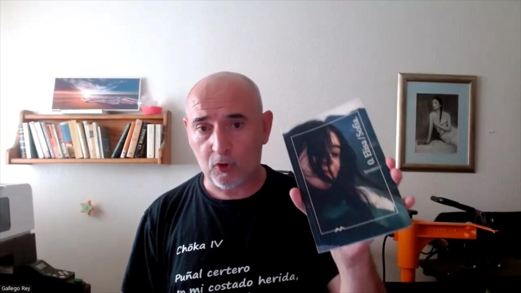 Gallego Rey sosteniendo un ejemplar de O. Elisa/Sofía, publicado por Adel Editores.