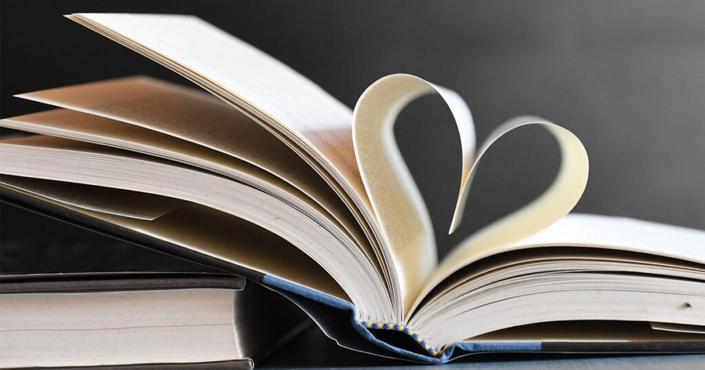 Libro abierto con páginas formando un corazón, simbolizando la sensibilidad y economía de palabras en la literatura.